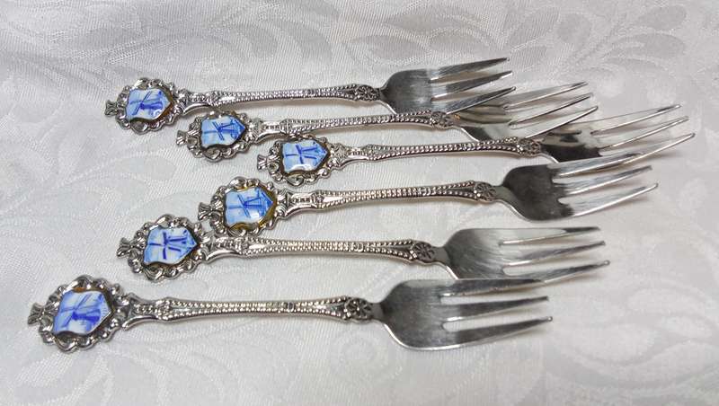 Six vintage "speculum plate" teaspoons with windmill detail