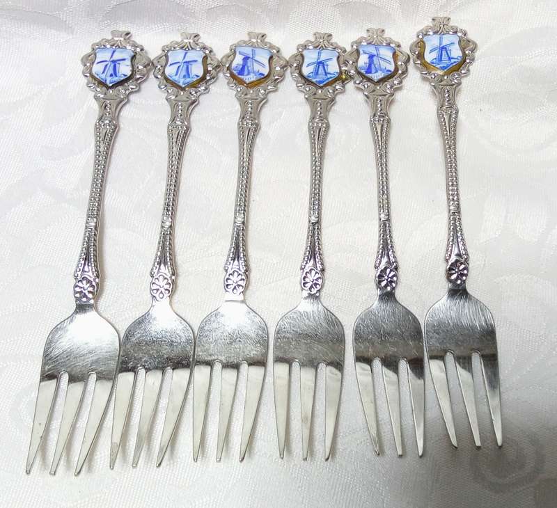 Six vintage "speculum plate" teaspoons with windmill detail