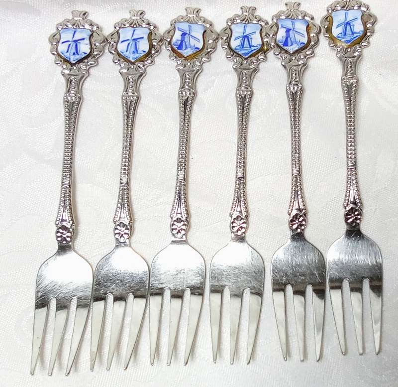 Six vintage "speculum plate" teaspoons with windmill detail