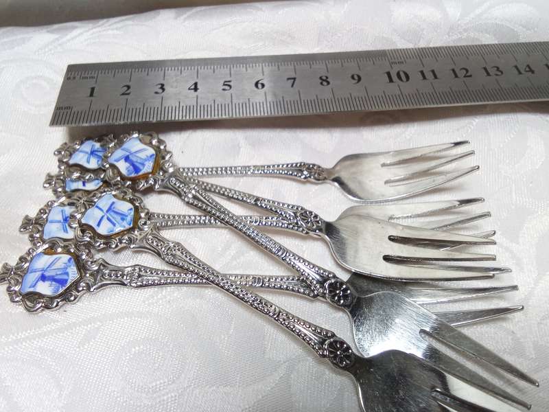 Six vintage "speculum plate" teaspoons with windmill detail