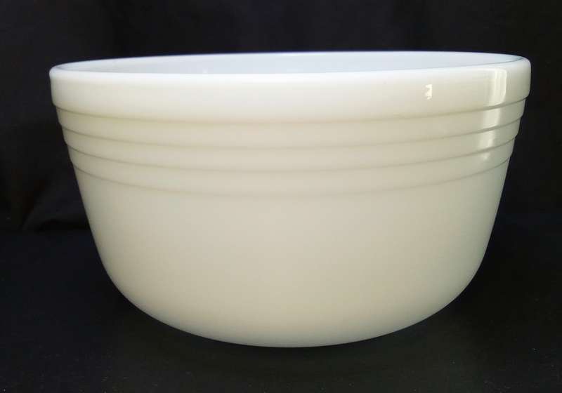 Lovely vintage Pyrex white milk glass nr.16 bowl
