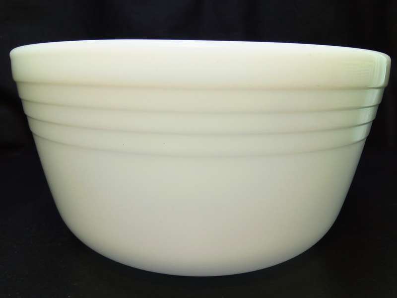 Lovely vintage Pyrex white milk glass nr.16 bowl