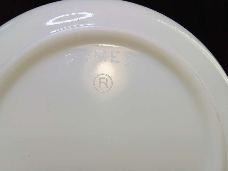 Lovely vintage Pyrex white milk glass nr.16 bowl