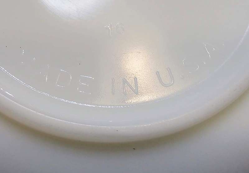 Lovely vintage Pyrex white milk glass nr.16 bowl