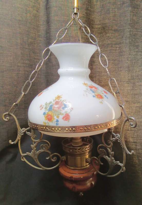 Stunning vintage light fitting in excellent condition