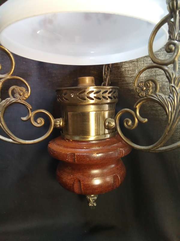 Stunning vintage light fitting in excellent condition