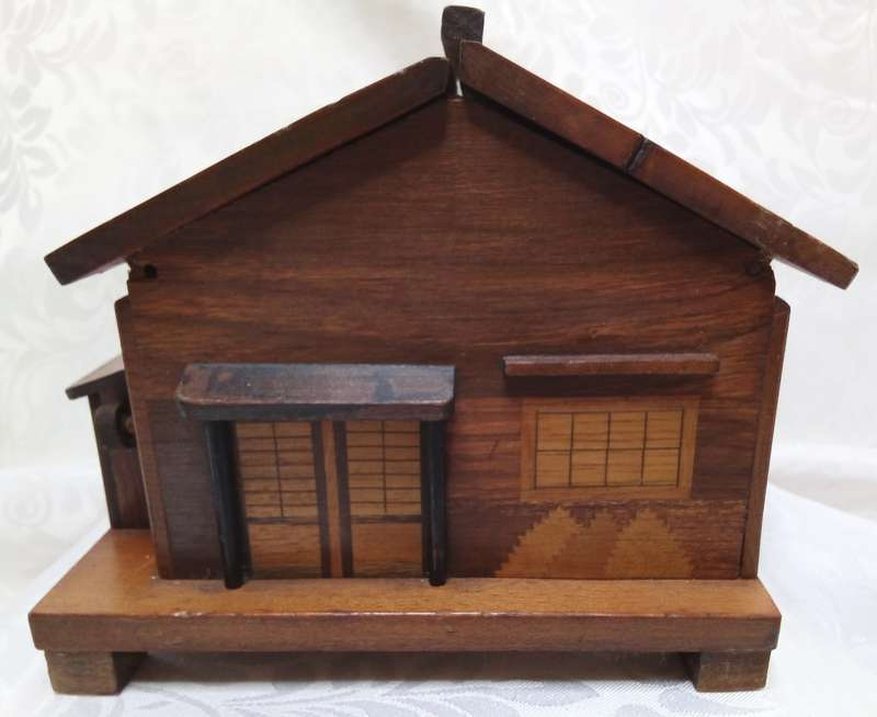 MCM vintage wooden cabin/house musical cigarette dispenser, c. 1950-60's