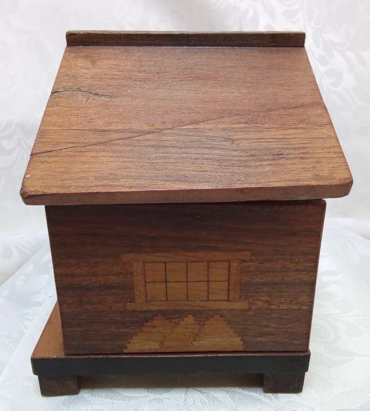 MCM vintage wooden cabin/house musical cigarette dispenser, c. 1950-60's