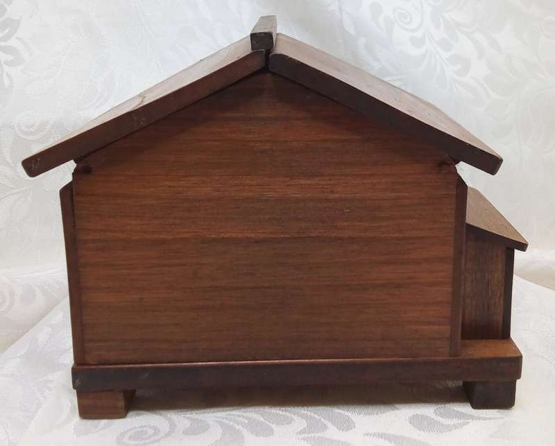MCM vintage wooden cabin/house musical cigarette dispenser, c. 1950-60's