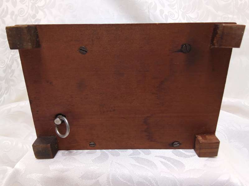 MCM vintage wooden cabin/house musical cigarette dispenser, c. 1950-60's