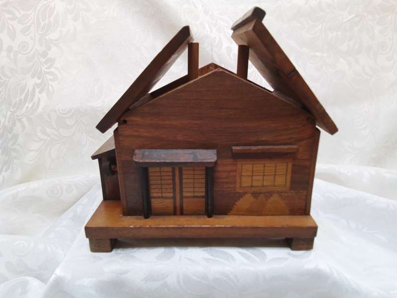 MCM vintage wooden cabin/house musical cigarette dispenser, c. 1950-60's