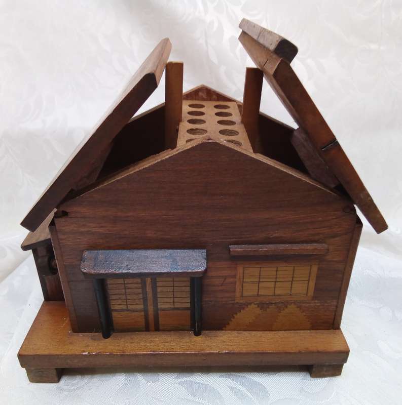 MCM vintage wooden cabin/house musical cigarette dispenser, c. 1950-60's
