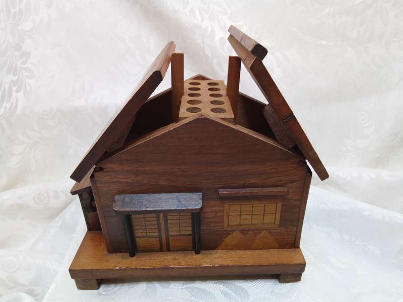 MCM vintage wooden cabin/house musical cigarette dispenser, c. 1950-60's