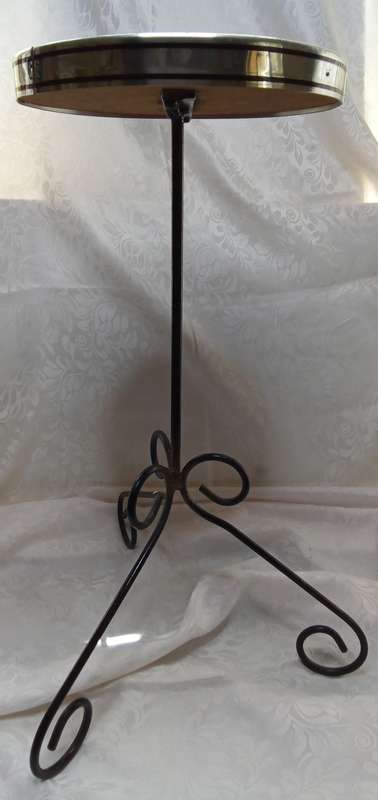 Cute vintage side table in very good condition
