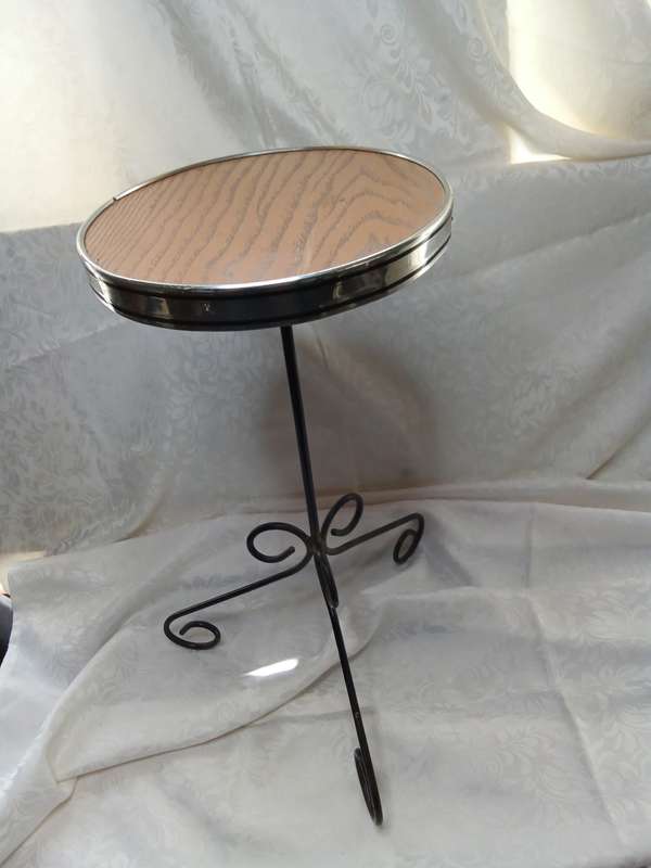 Cute vintage side table in very good condition