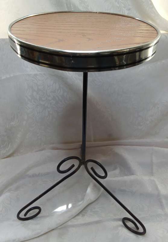 Cute vintage side table in very good condition