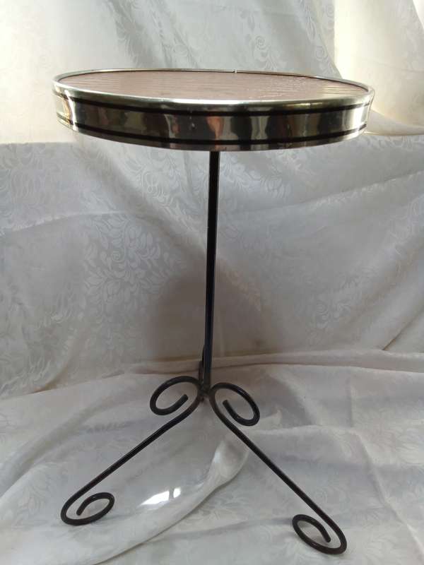 Cute vintage side table in very good condition