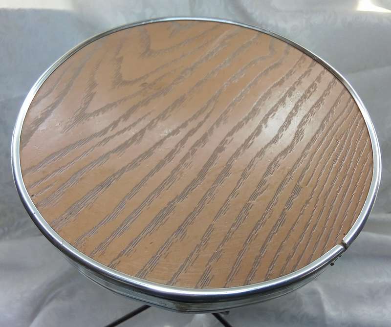 Cute vintage side table in very good condition