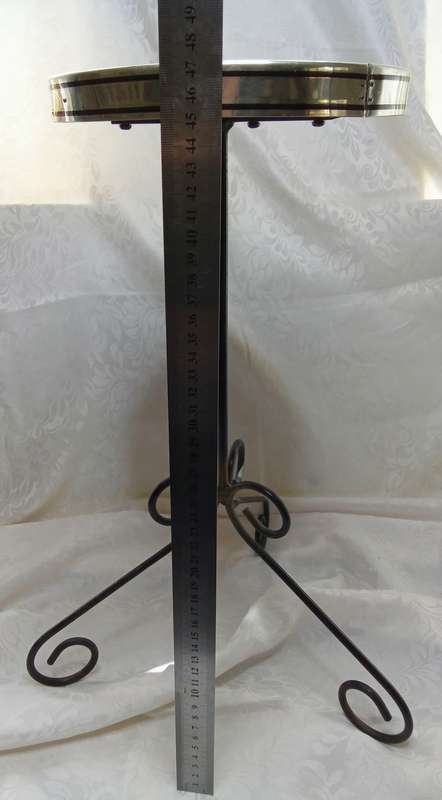 Cute vintage side table in very good condition
