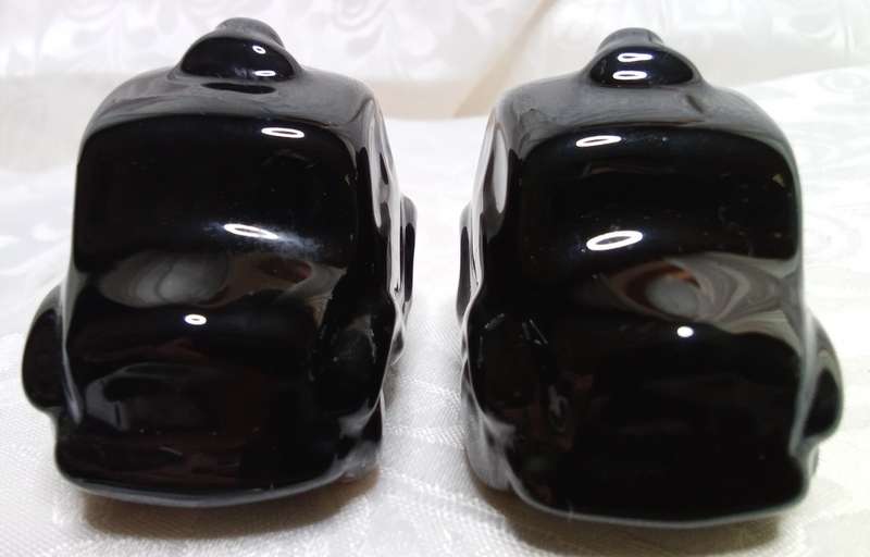 Cute vintage black taxi Salt and Pepper pots
