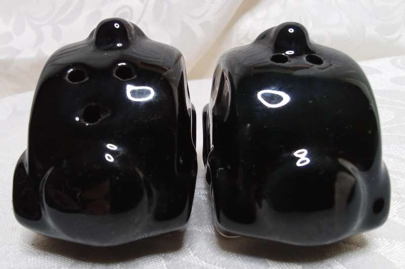Cute vintage black taxi Salt and Pepper pots