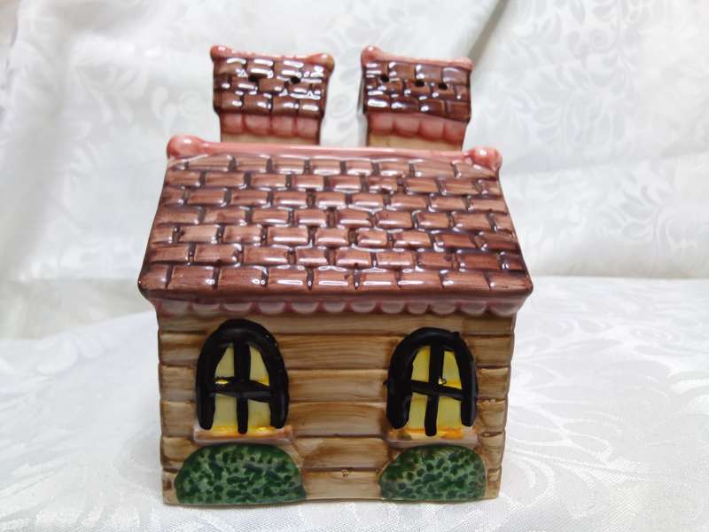 Very cute little house Salt and Pepper set