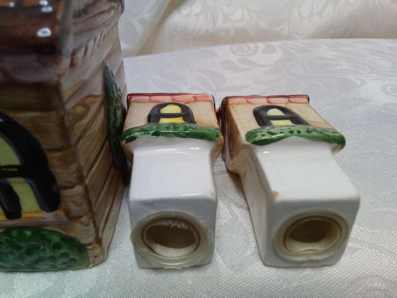 Very cute little house Salt and Pepper set