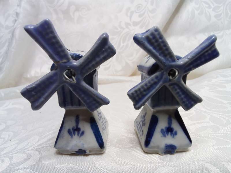 Pretty Delft windmill Salt and Pepper set