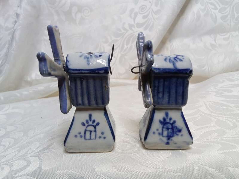 Pretty Delft windmill Salt and Pepper set