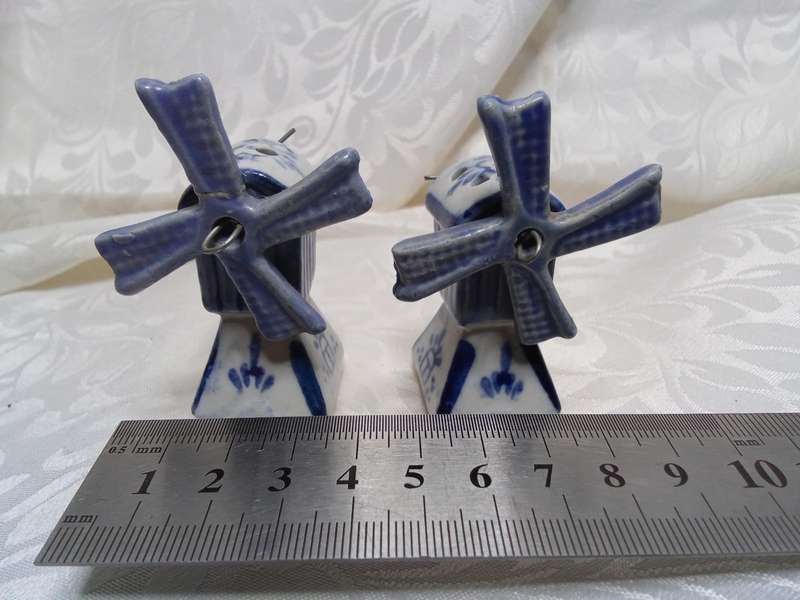 Pretty Delft windmill Salt and Pepper set