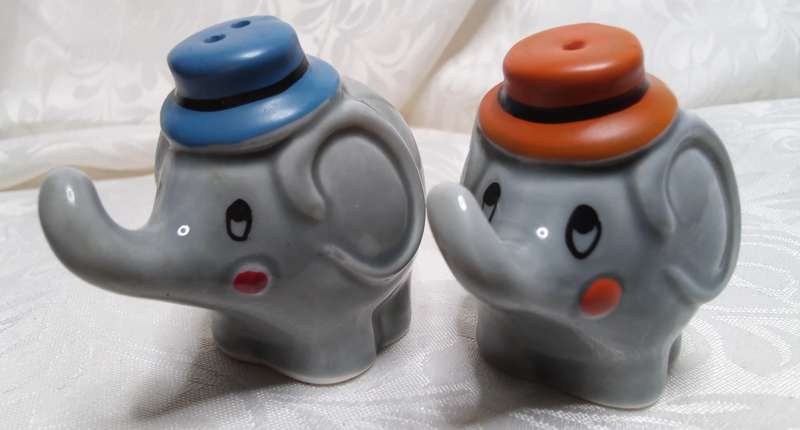 Beautiful vintage little circus elephants Salt & Pepper set