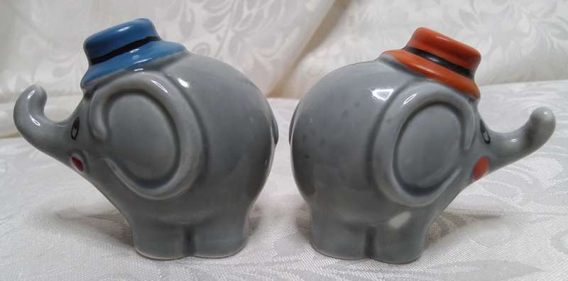 Beautiful vintage little circus elephants Salt & Pepper set