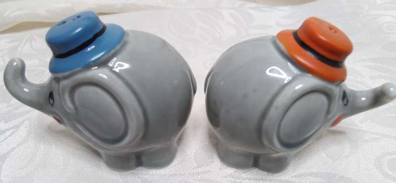 Beautiful vintage little circus elephants Salt & Pepper set