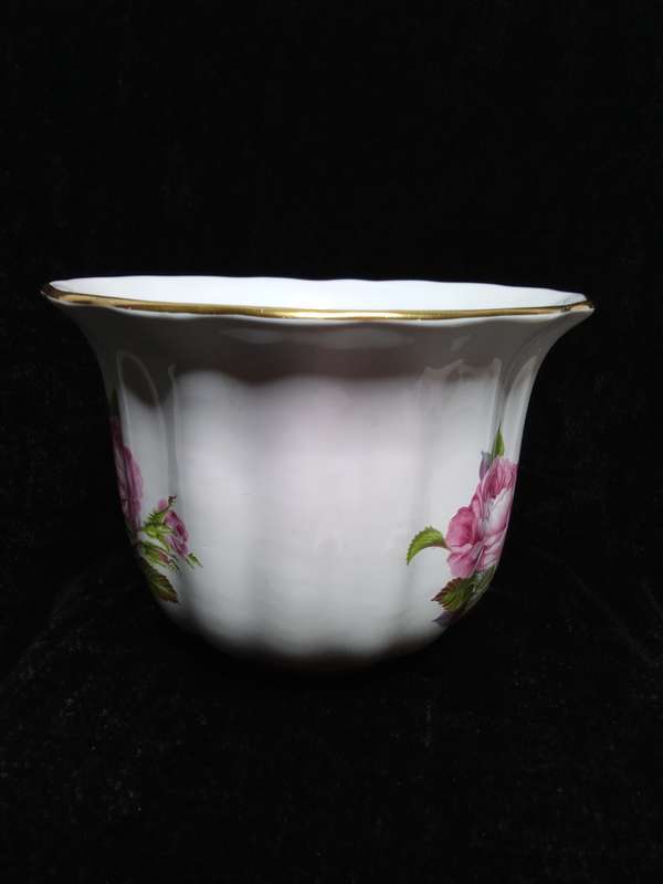 Delightful vintage Royal Gouda planter/vase