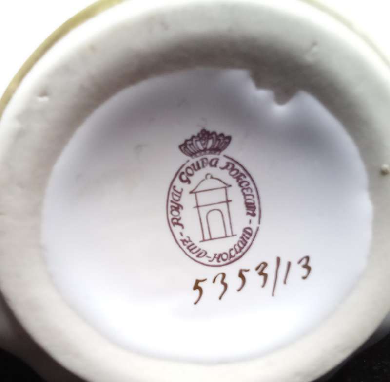 Delightful vintage Royal Gouda planter/vase