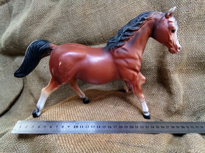Two lovely vintage Diamond P Hard Plastic Horse Figurines #673