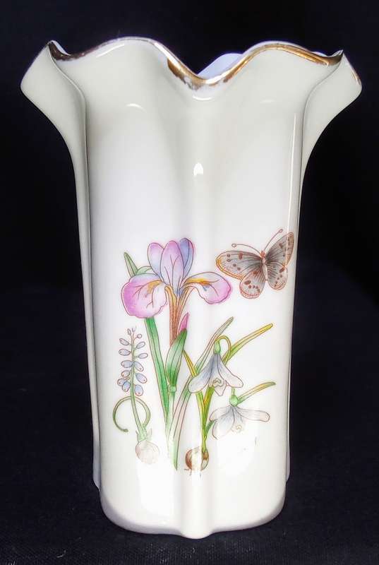 Gorgeous little vase from the Leonardo collection by Helen Phillips