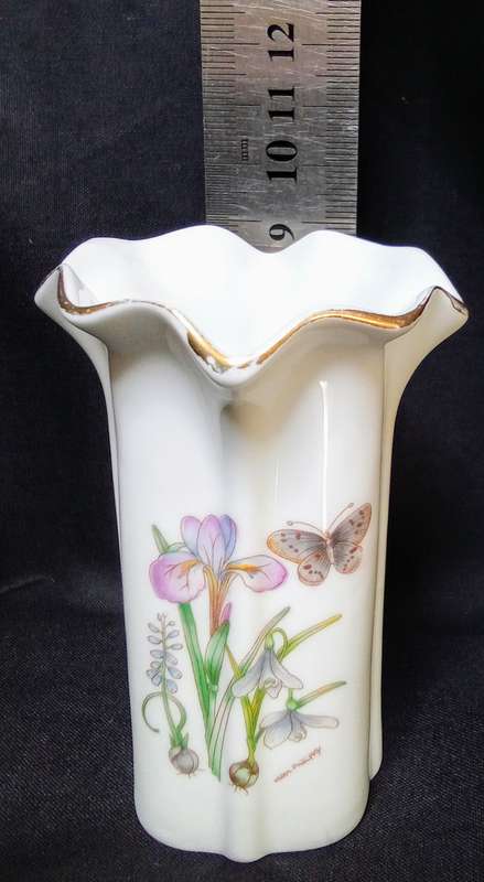 Gorgeous little vase from the Leonardo collection by Helen Phillips