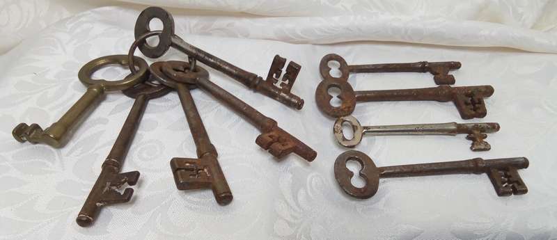 Fabulous collection of vintage (possibly antique) keys
