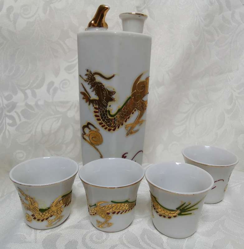 Exquisite vintage Japanese whistling Sake jug with 4 cups