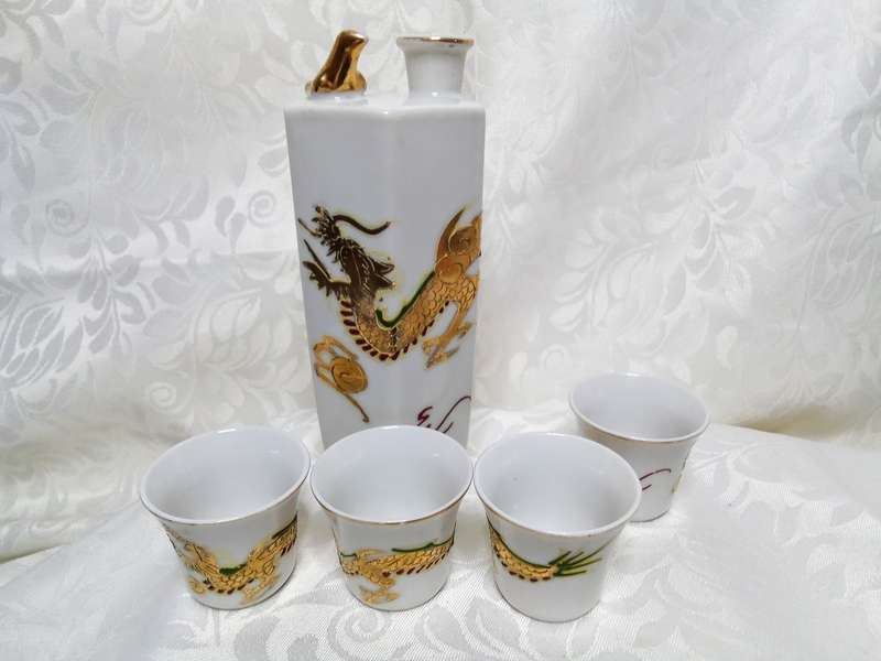 Exquisite vintage Japanese whistling Sake jug with 4 cups