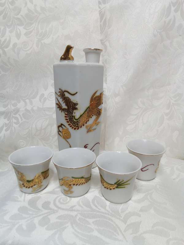 Exquisite vintage Japanese whistling Sake jug with 4 cups