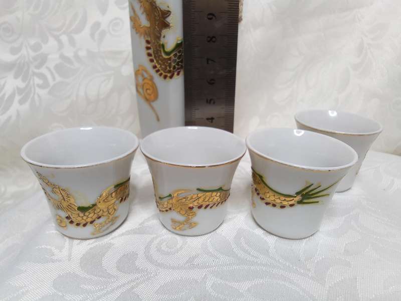 Exquisite vintage Japanese whistling Sake jug with 4 cups