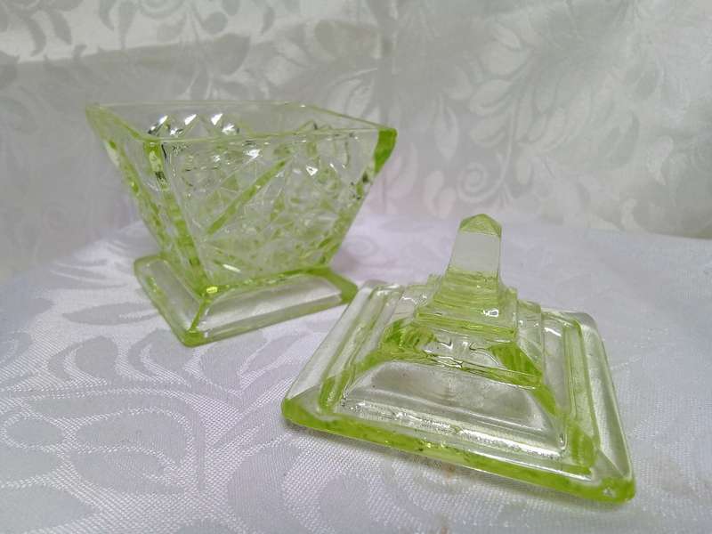 Art Deco Sowerby Plaza uranium Vaseline glass trinket pot with lid