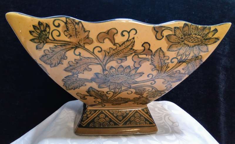 Beautiful vintage "genuine ming blue" bowl
