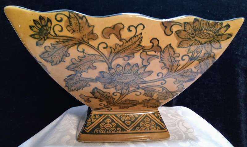Beautiful vintage "genuine ming blue" bowl