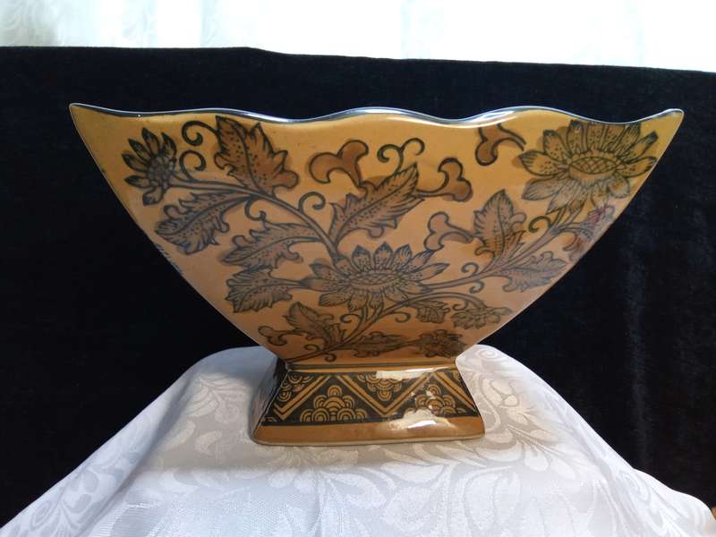 Beautiful vintage "genuine ming blue" bowl
