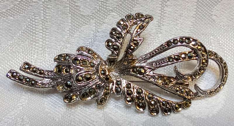 Lovely vintage marquisite brooch