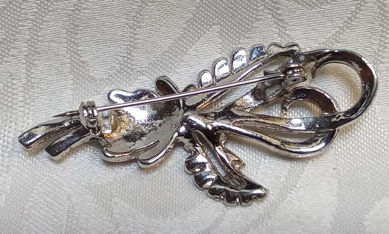 Lovely vintage marquisite brooch