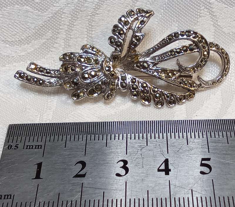 Lovely vintage marquisite brooch